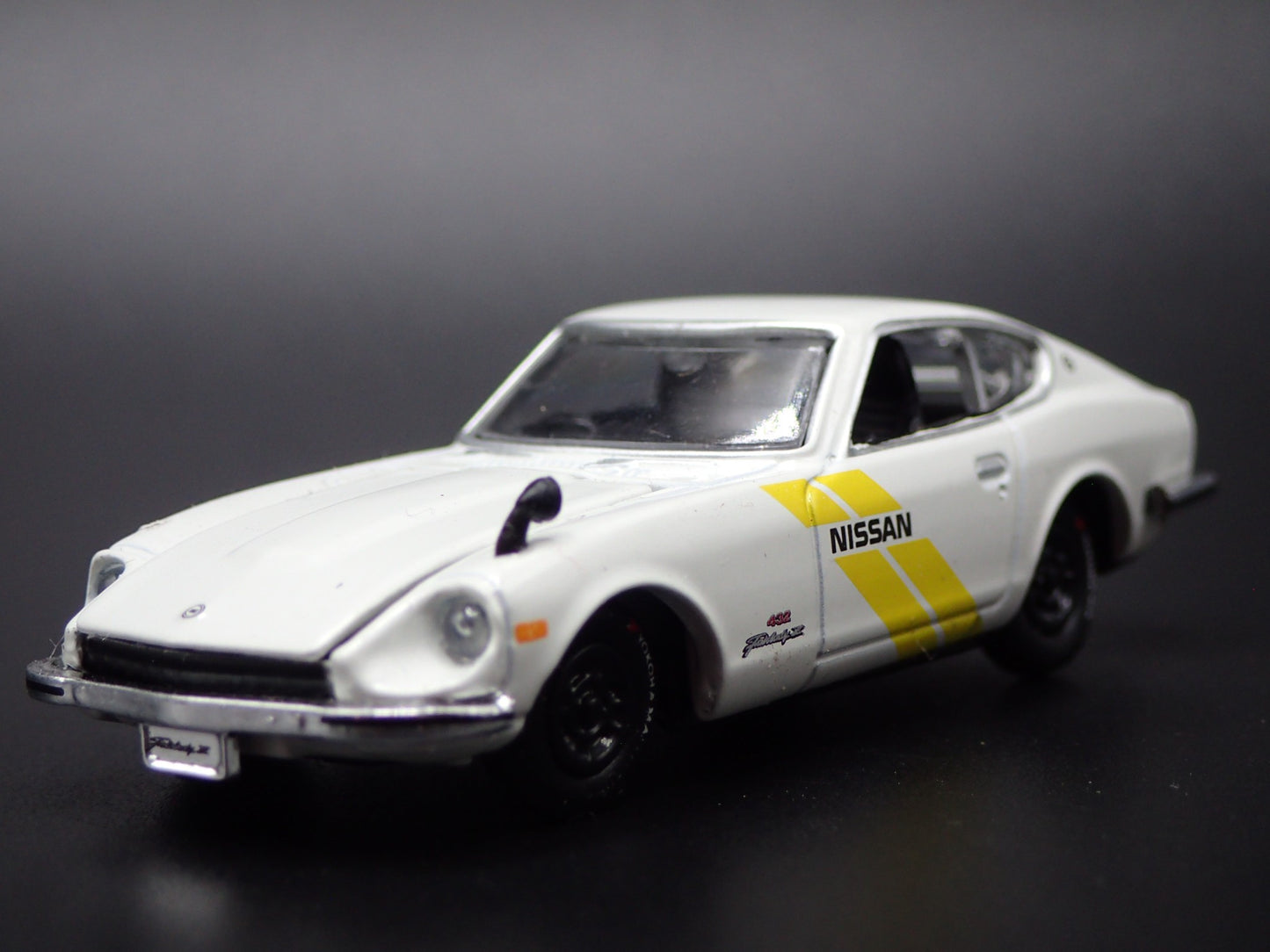 1970-1973 NISSAN FAIRLADY Z 240Z Z432 WHITE 1:64 SCALE DIORAMA DIECAST MODEL CAR