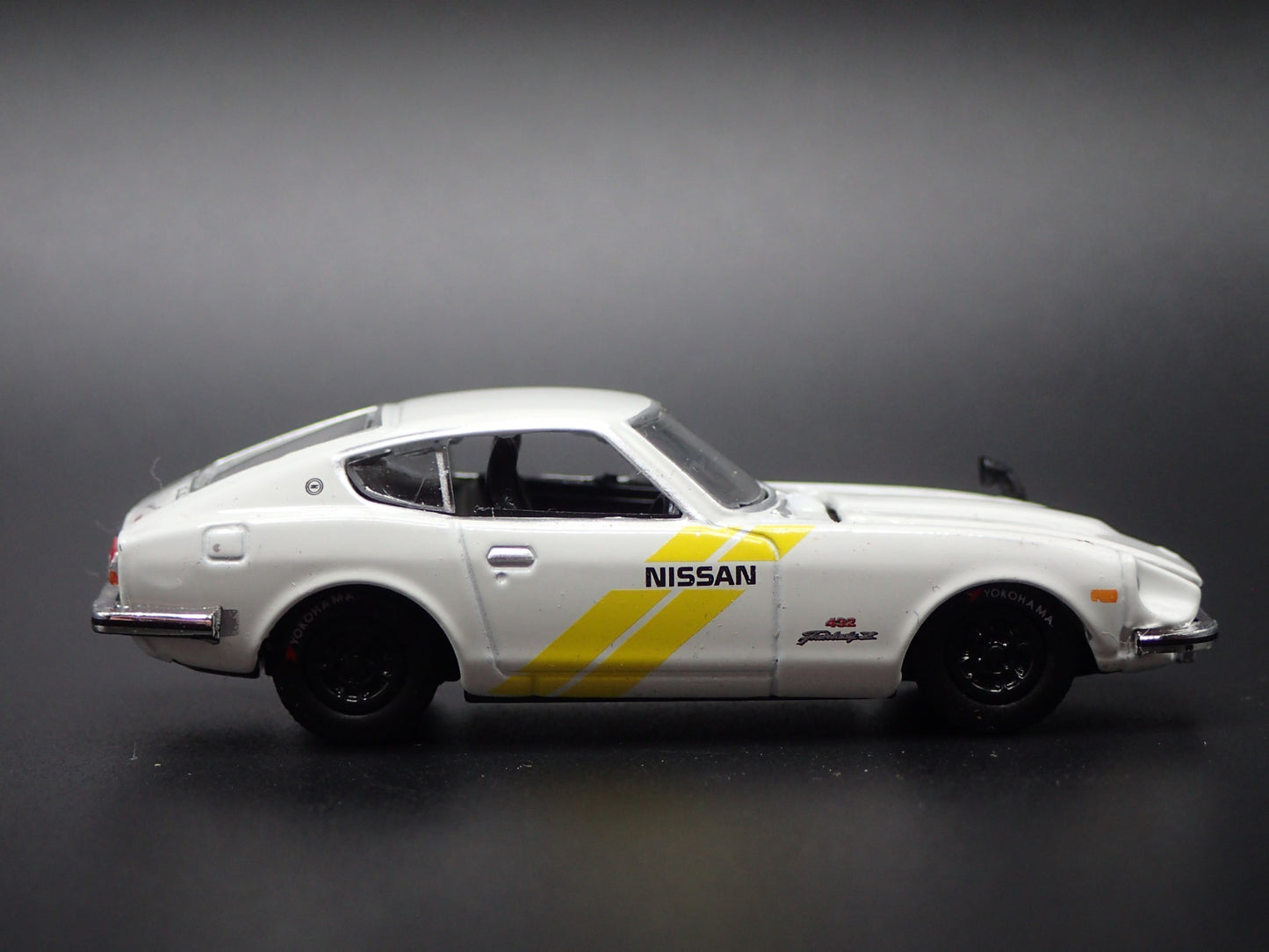1970-1973 NISSAN FAIRLADY Z 240Z Z432 WHITE 1:64 SCALE DIORAMA DIECAST MODEL CAR