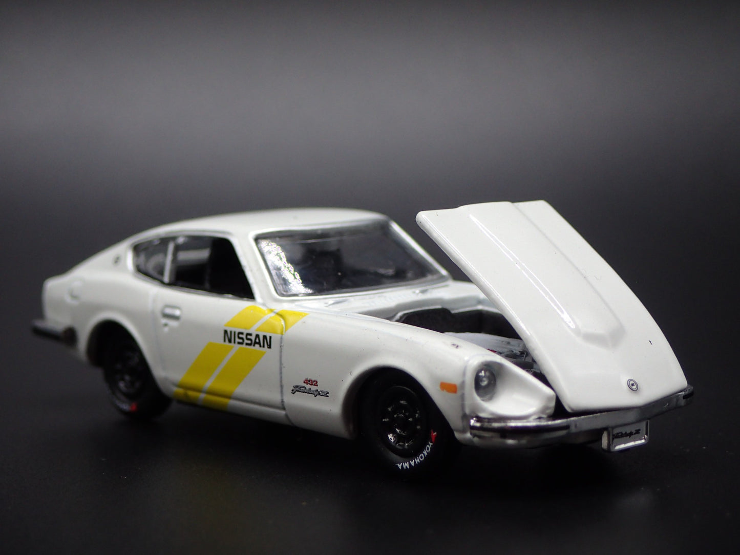 1970-1973 NISSAN FAIRLADY Z 240Z Z432 WHITE 1:64 SCALE DIORAMA DIECAST MODEL CAR