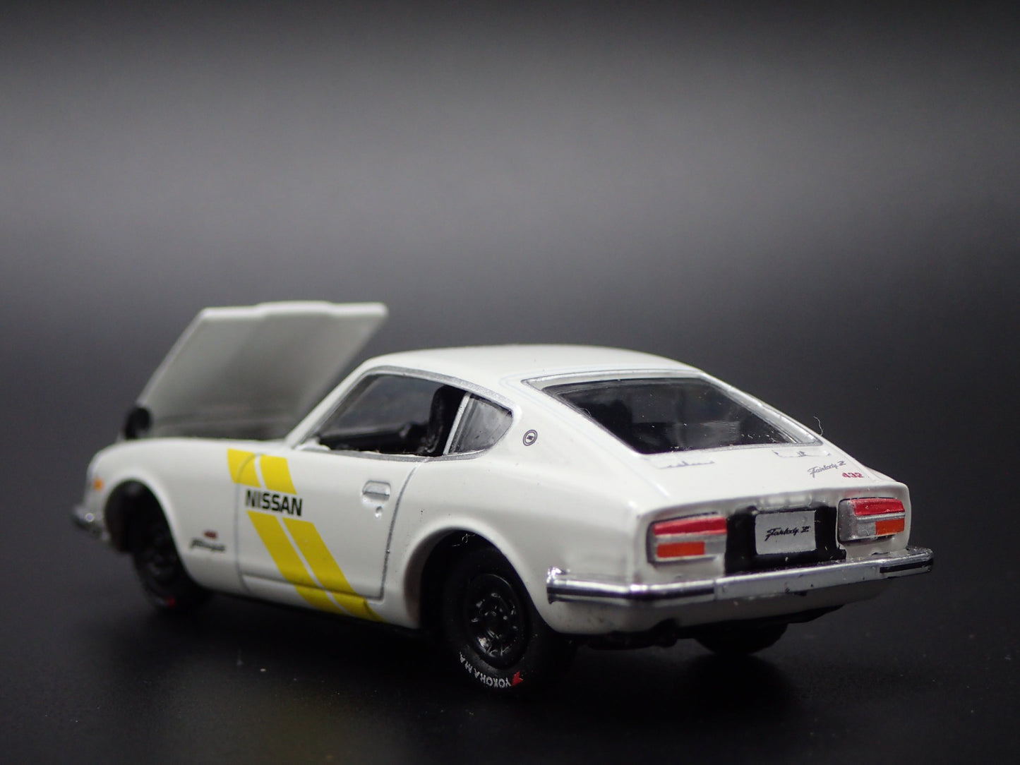 1970-1973 NISSAN FAIRLADY Z 240Z Z432 WHITE 1:64 SCALE DIORAMA DIECAST MODEL CAR