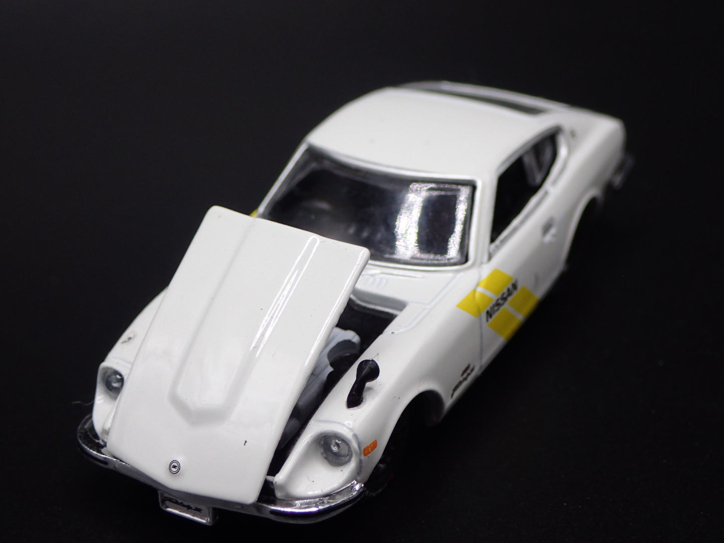 1970-1973 NISSAN FAIRLADY Z 240Z Z432 WHITE 1:64 SCALE DIORAMA DIECAST MODEL CAR