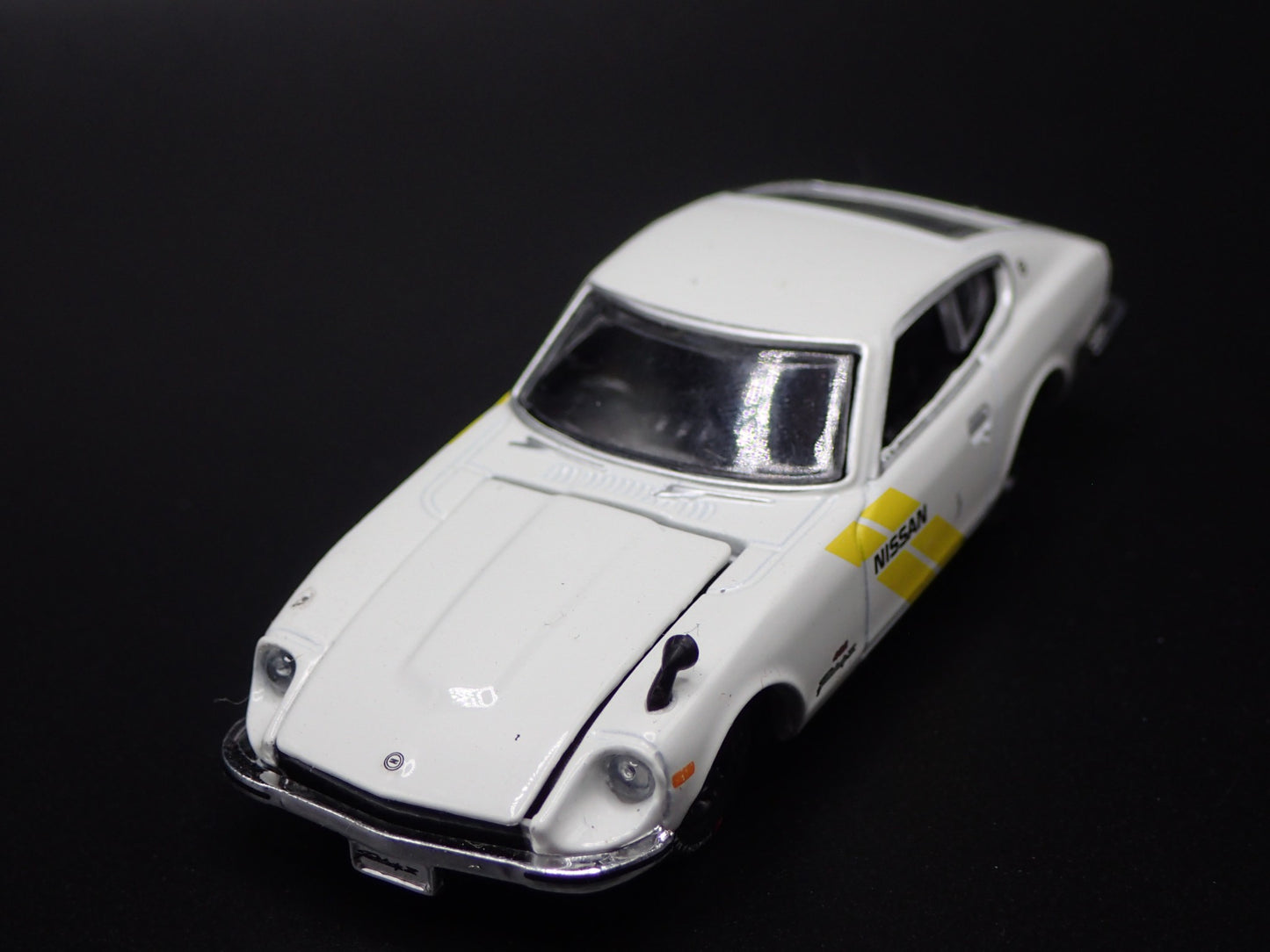 1970-1973 NISSAN FAIRLADY Z 240Z Z432 WHITE 1:64 SCALE DIORAMA DIECAST MODEL CAR