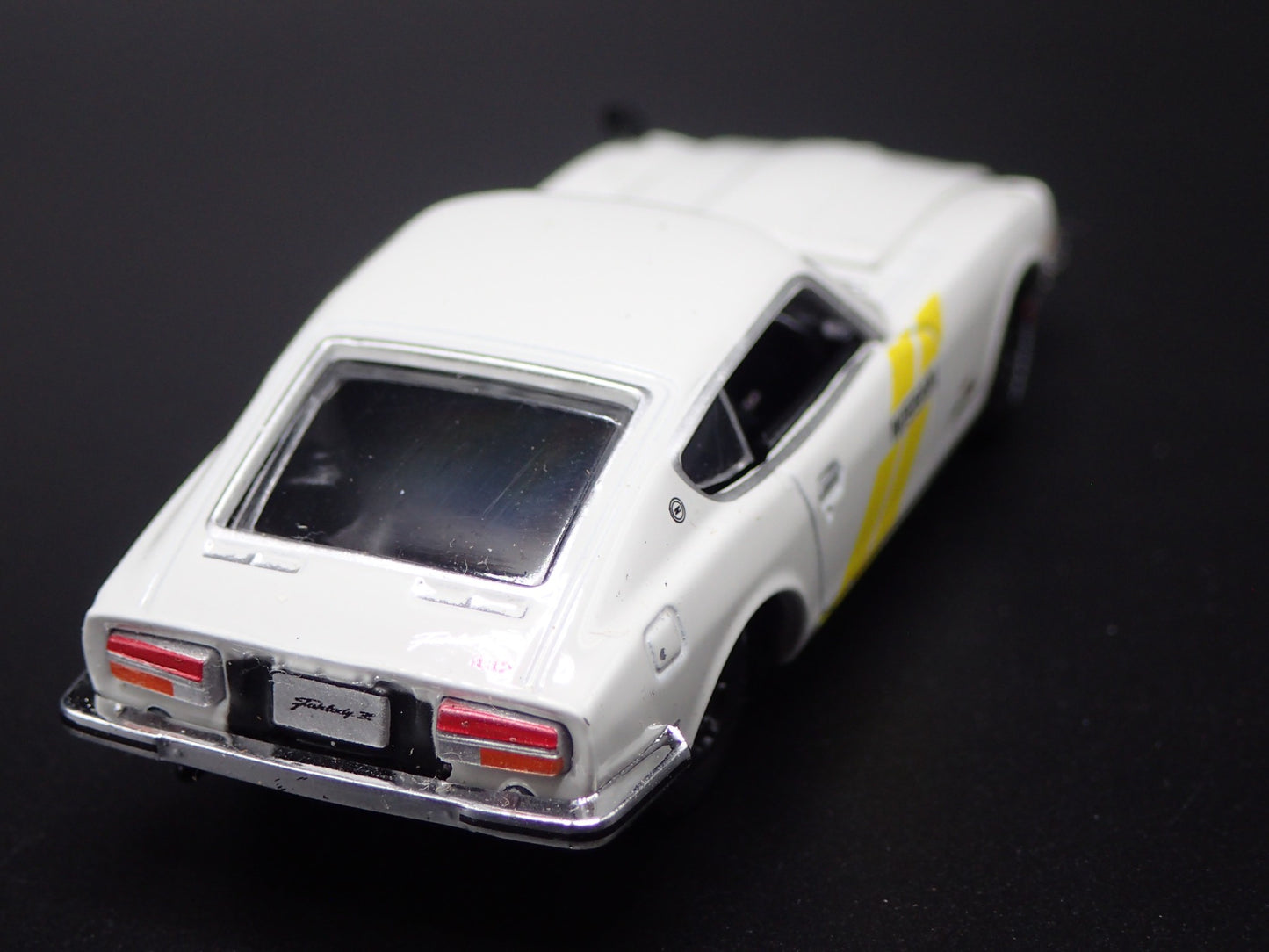 1970-1973 NISSAN FAIRLADY Z 240Z Z432 WHITE 1:64 SCALE DIORAMA DIECAST MODEL CAR