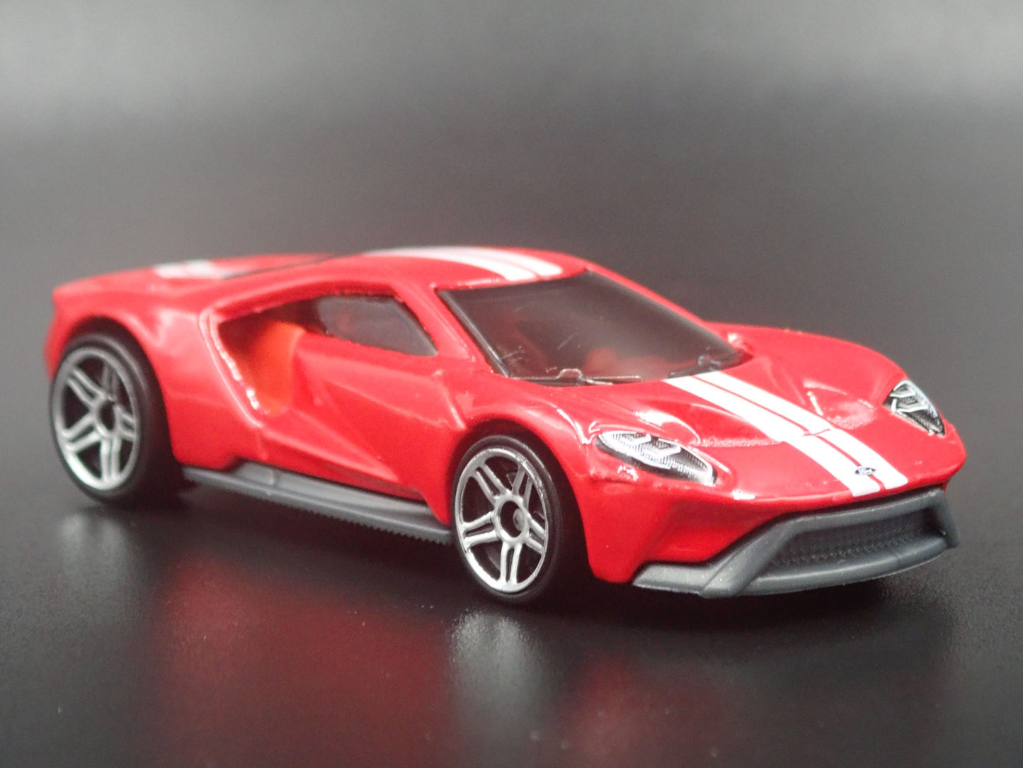 2017-2022 FORD GT SUPERCAR RED 1:64 SCALE COLLECTIBLE DIORAMA DIECAST MODEL CAR