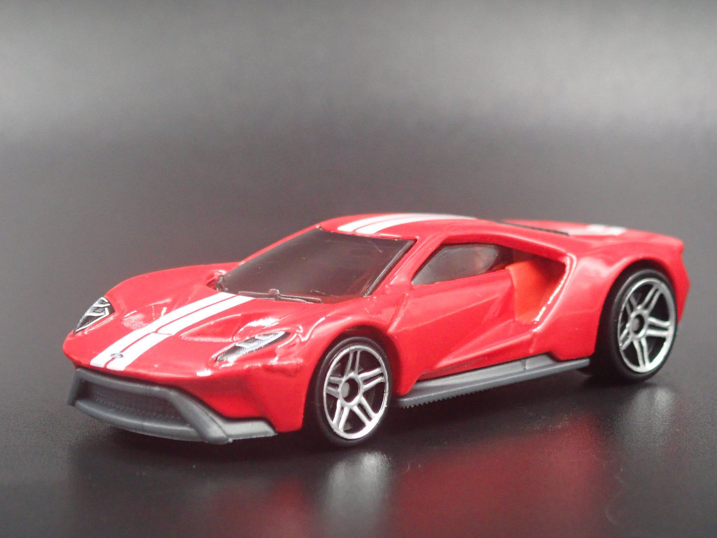 2017-2022 FORD GT SUPERCAR RED 1:64 SCALE COLLECTIBLE DIORAMA DIECAST MODEL CAR
