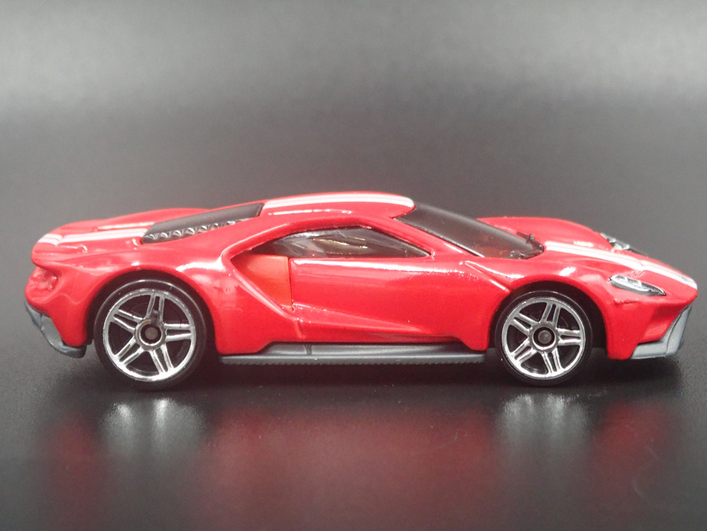 2017-2022 FORD GT SUPERCAR RED 1:64 SCALE COLLECTIBLE DIORAMA DIECAST MODEL CAR