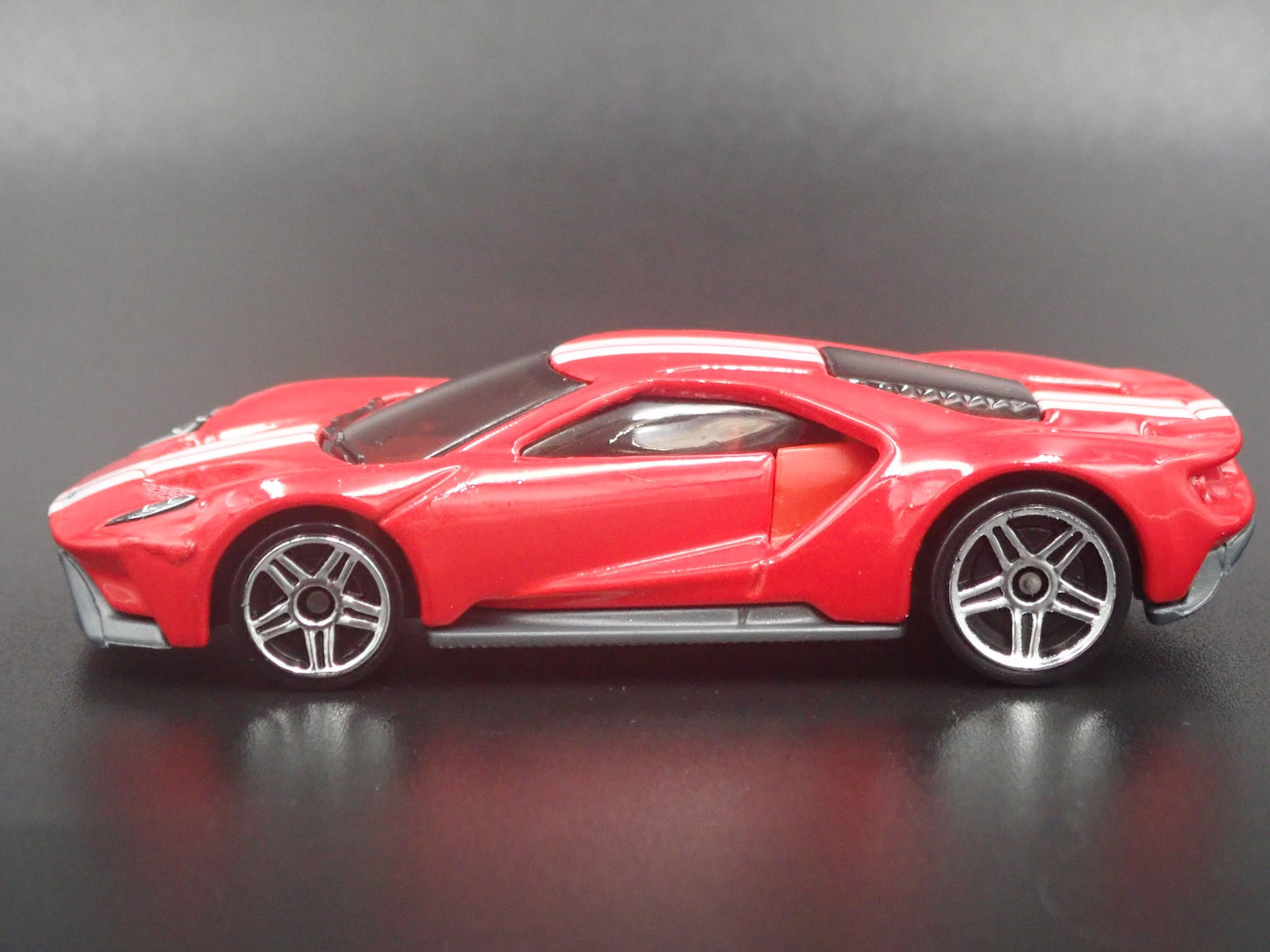 2017-2022 FORD GT SUPERCAR RED 1:64 SCALE COLLECTIBLE DIORAMA DIECAST MODEL CAR