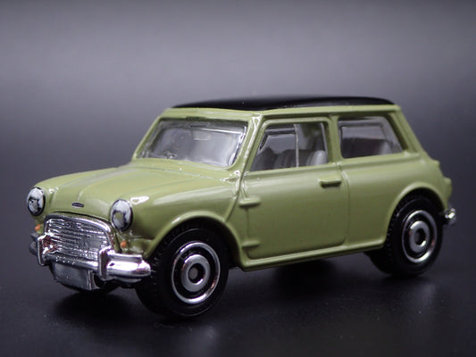 1959-1967 AUSTIN MINI COOPER MARK 1 GREEN 1:64 SCALE DIORAMA DIECAST MODEL CAR