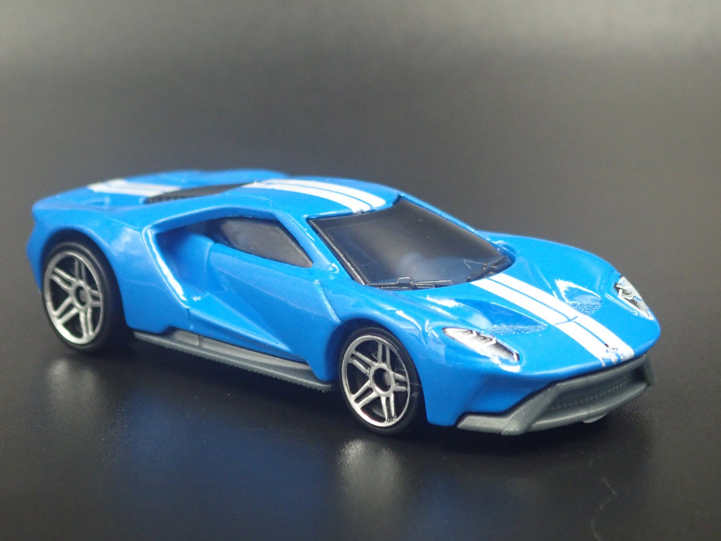2017-2022 FORD GT SUPERCAR BLUE 1:64 SCALE COLLECTIBLE DIORAMA DIECAST MODEL CAR