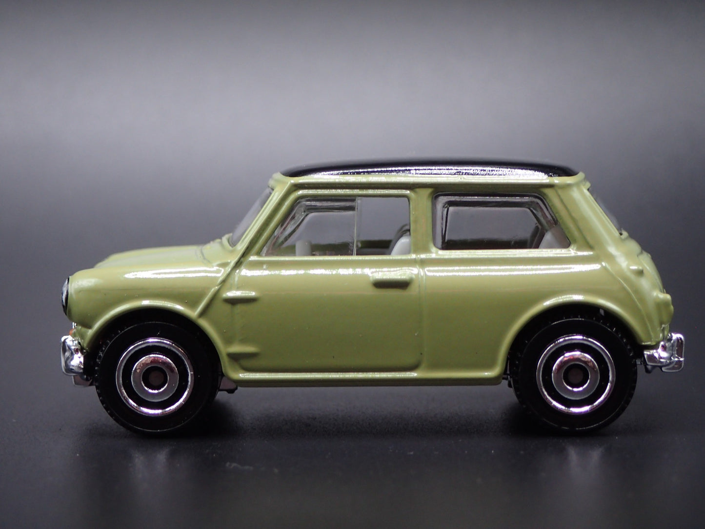 1959-1967 AUSTIN MINI COOPER MARK 1 GREEN 1:64 SCALE DIORAMA DIECAST MODEL CAR