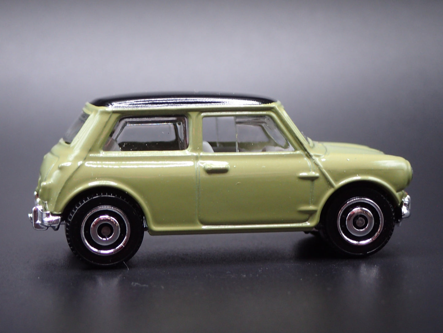 1959-1967 AUSTIN MINI COOPER MARK 1 GREEN 1:64 SCALE DIORAMA DIECAST MODEL CAR