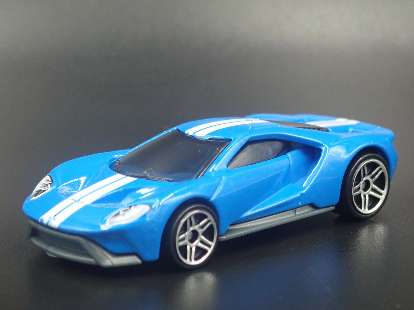 2017-2022 FORD GT SUPERCAR BLUE 1:64 SCALE COLLECTIBLE DIORAMA DIECAST MODEL CAR