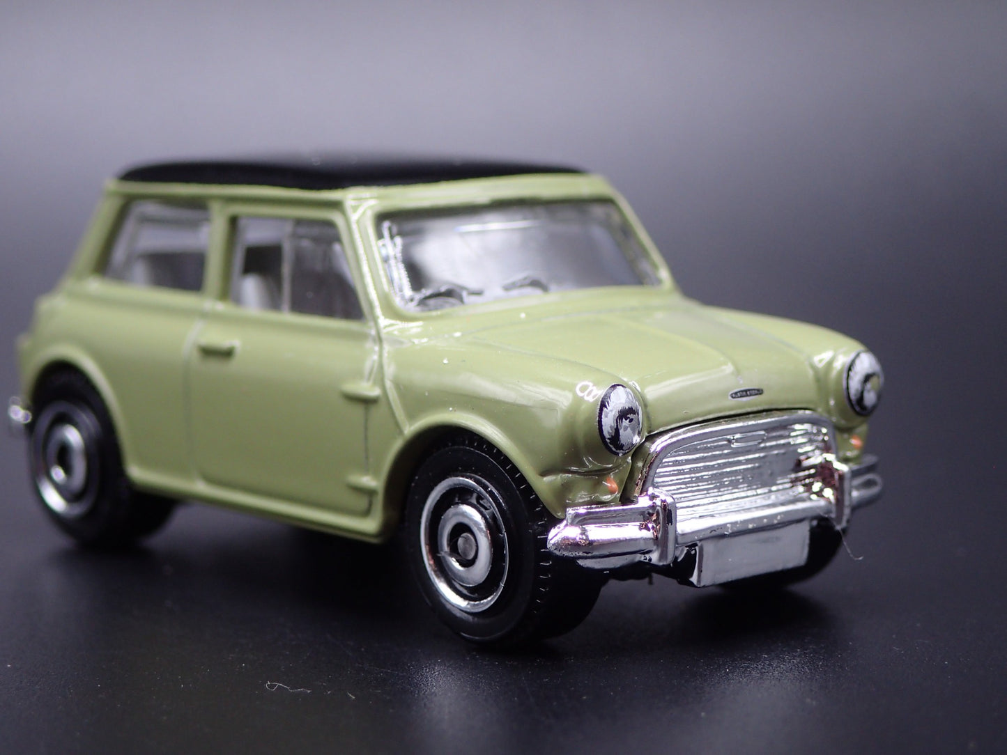 1959-1967 AUSTIN MINI COOPER MARK 1 GREEN 1:64 SCALE DIORAMA DIECAST MODEL CAR