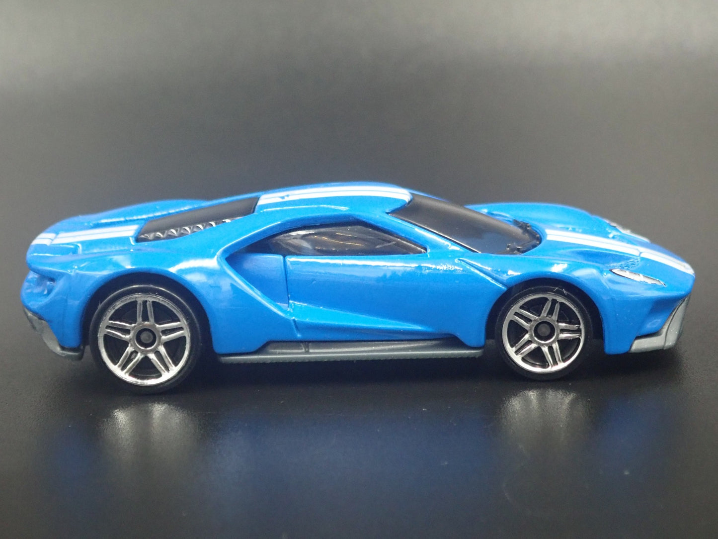 2017-2022 FORD GT SUPERCAR BLUE 1:64 SCALE COLLECTIBLE DIORAMA DIECAST MODEL CAR