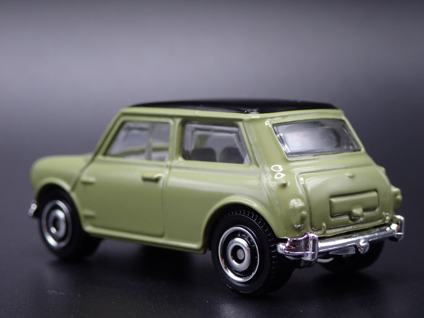 1959-1967 AUSTIN MINI COOPER MARK 1 GREEN 1:64 SCALE DIORAMA DIECAST MODEL CAR