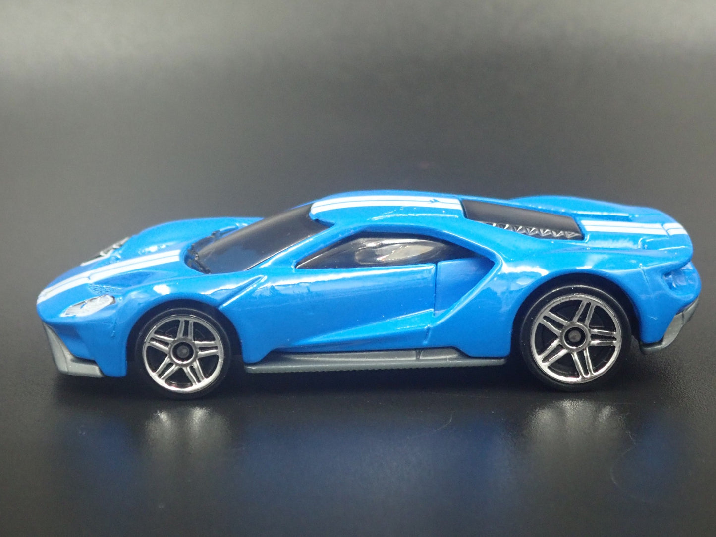 2017-2022 FORD GT SUPERCAR BLUE 1:64 SCALE COLLECTIBLE DIORAMA DIECAST MODEL CAR
