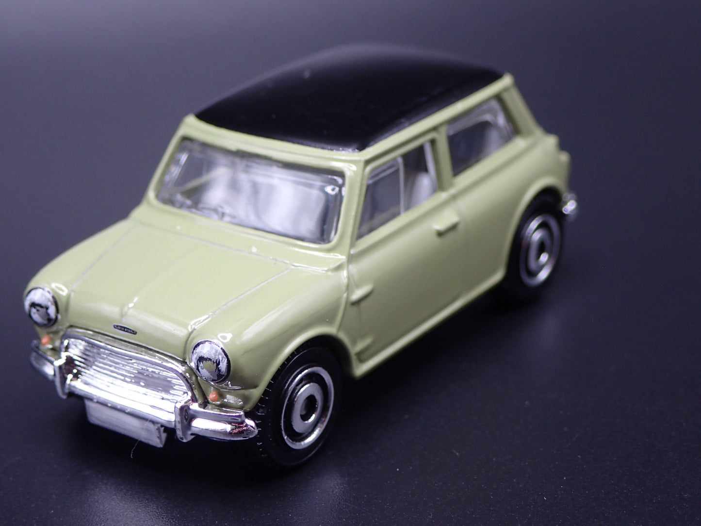 1959-1967 AUSTIN MINI COOPER MARK 1 GREEN 1:64 SCALE DIORAMA DIECAST MODEL CAR