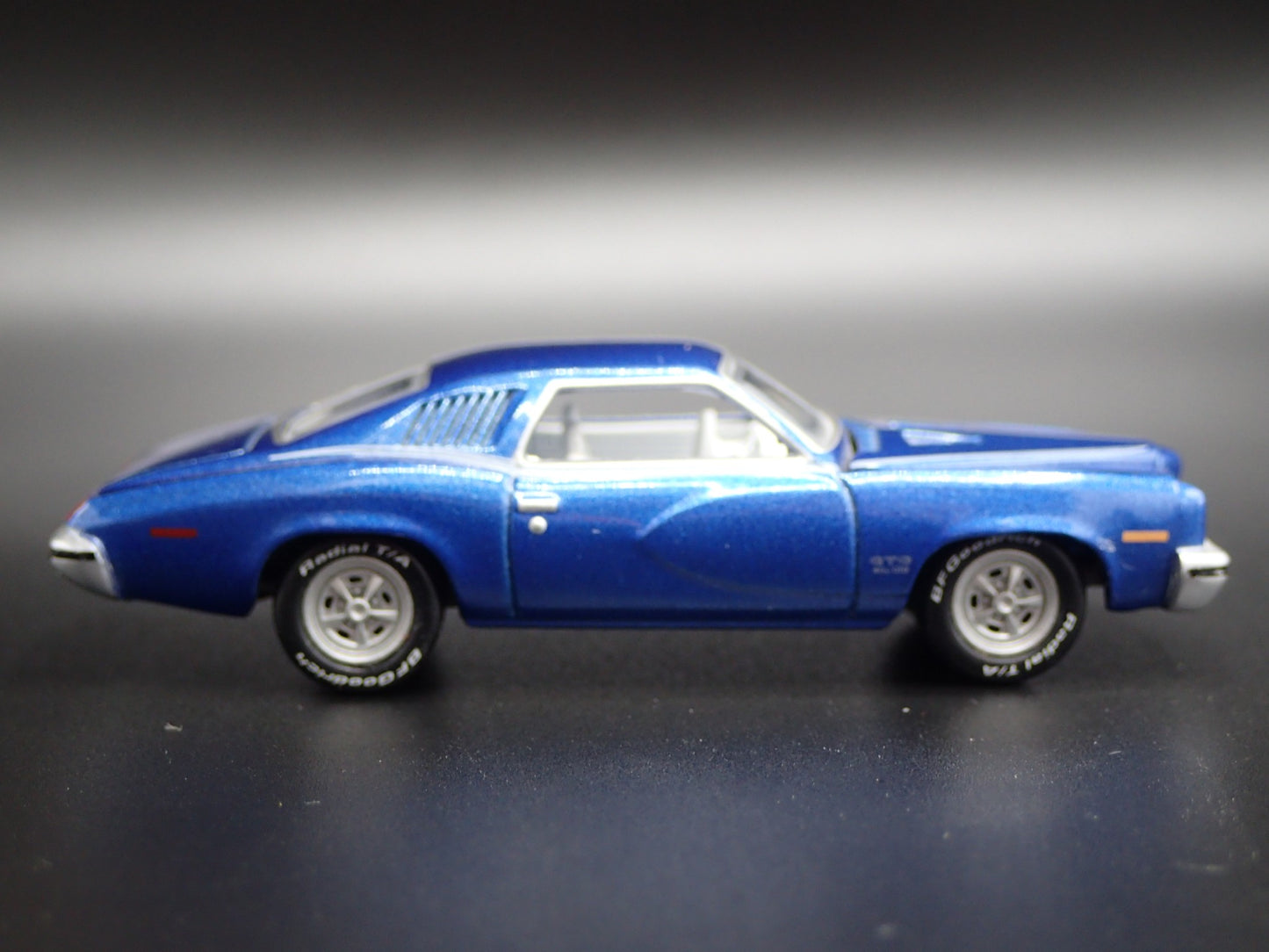 1973 73 PONTIAC GTO MUSCLE CAR 1:64 SCALE COLLECTIBLE DIORAMA DIECAST MODEL CAR