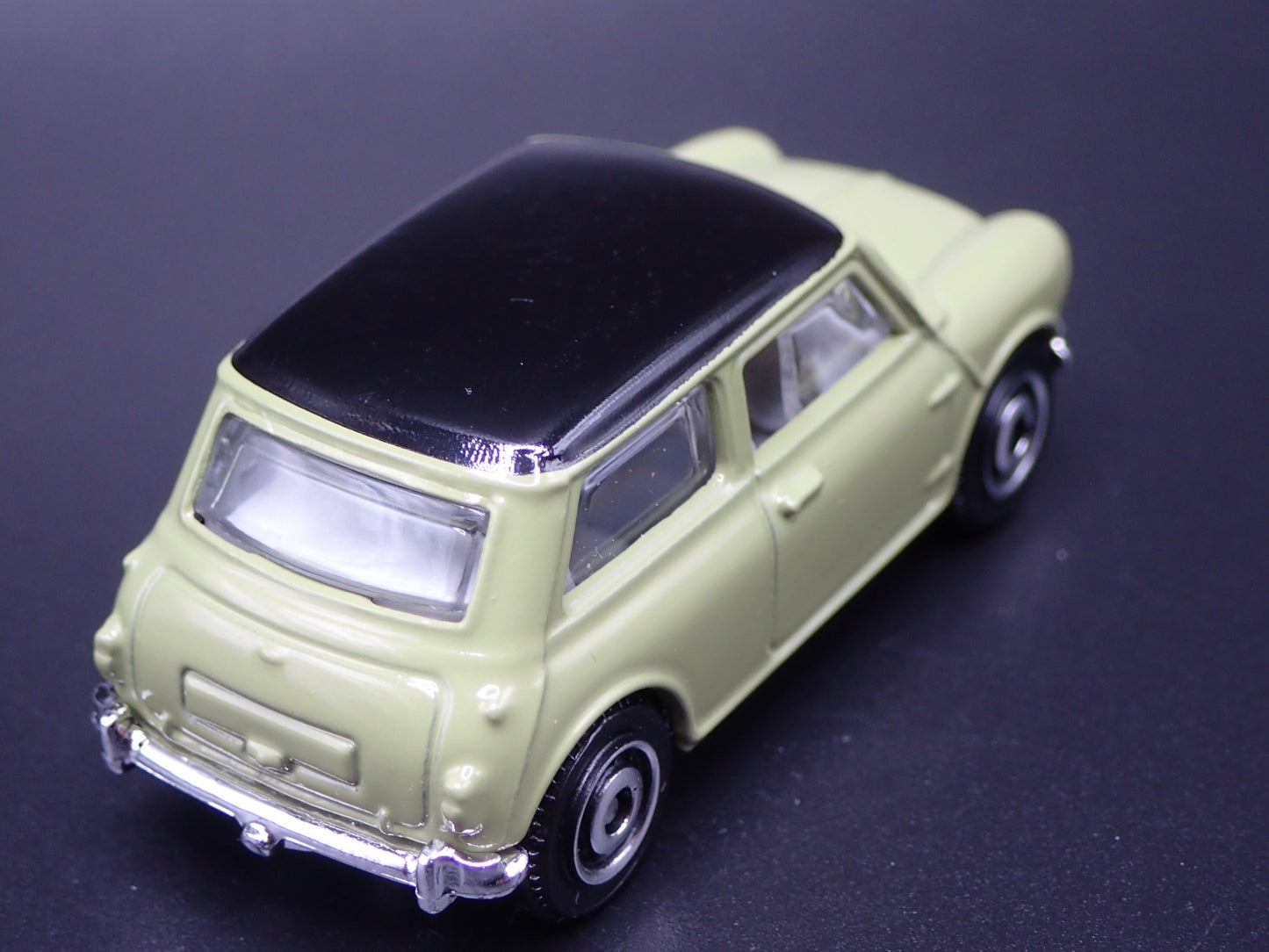 1959-1967 AUSTIN MINI COOPER MARK 1 GREEN 1:64 SCALE DIORAMA DIECAST MODEL CAR