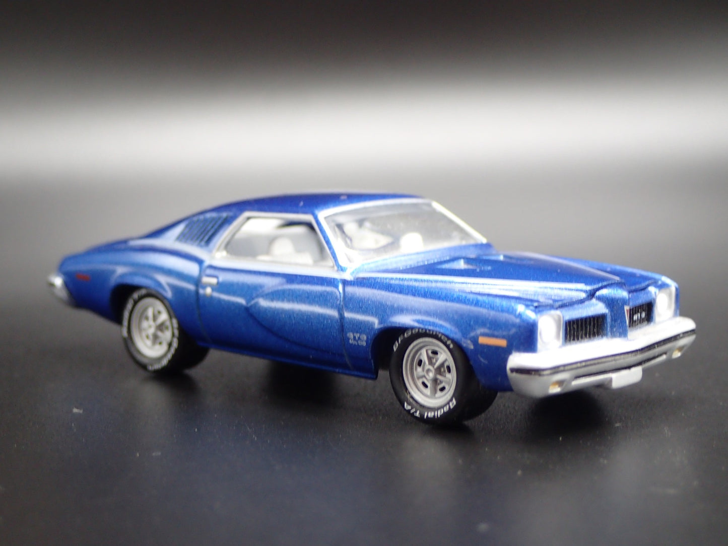 1973 73 PONTIAC GTO MUSCLE CAR 1:64 SCALE COLLECTIBLE DIORAMA DIECAST MODEL CAR
