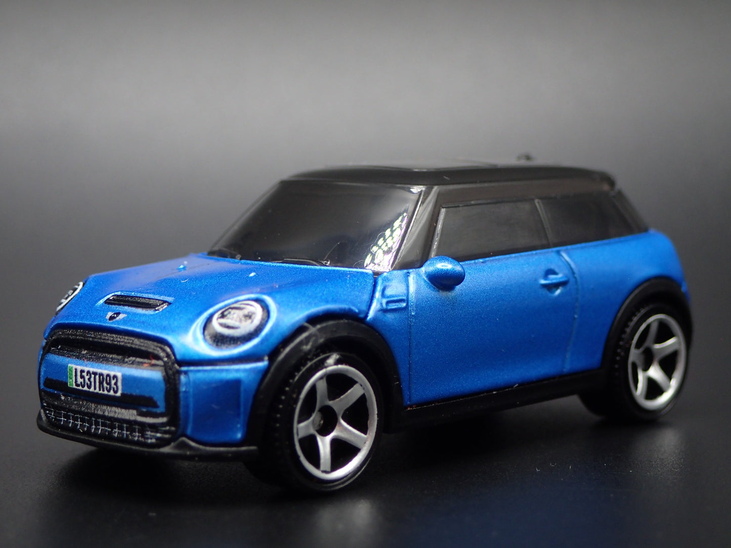 2020 - 2024 MINI COOPER SE EV BLUE 1:64 SCALE DIORAMA DIECAST MODEL CAR