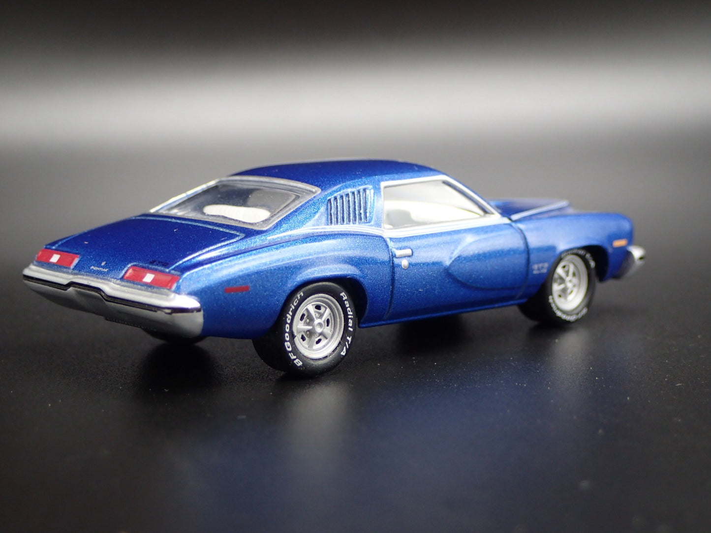 1973 73 PONTIAC GTO MUSCLE CAR 1:64 SCALE COLLECTIBLE DIORAMA DIECAST MODEL CAR