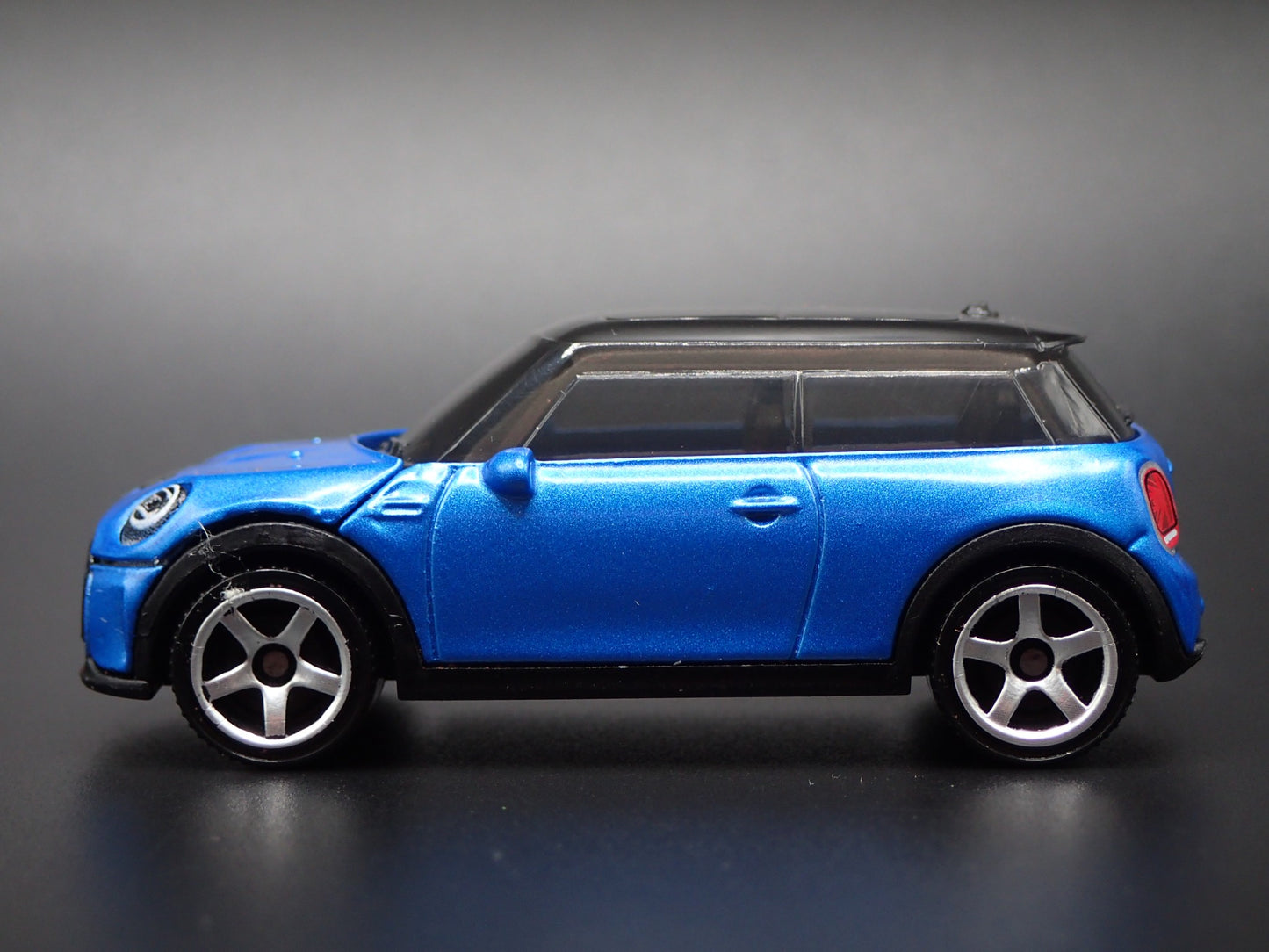 2020 - 2024 MINI COOPER SE EV BLUE 1:64 SCALE DIORAMA DIECAST MODEL CAR