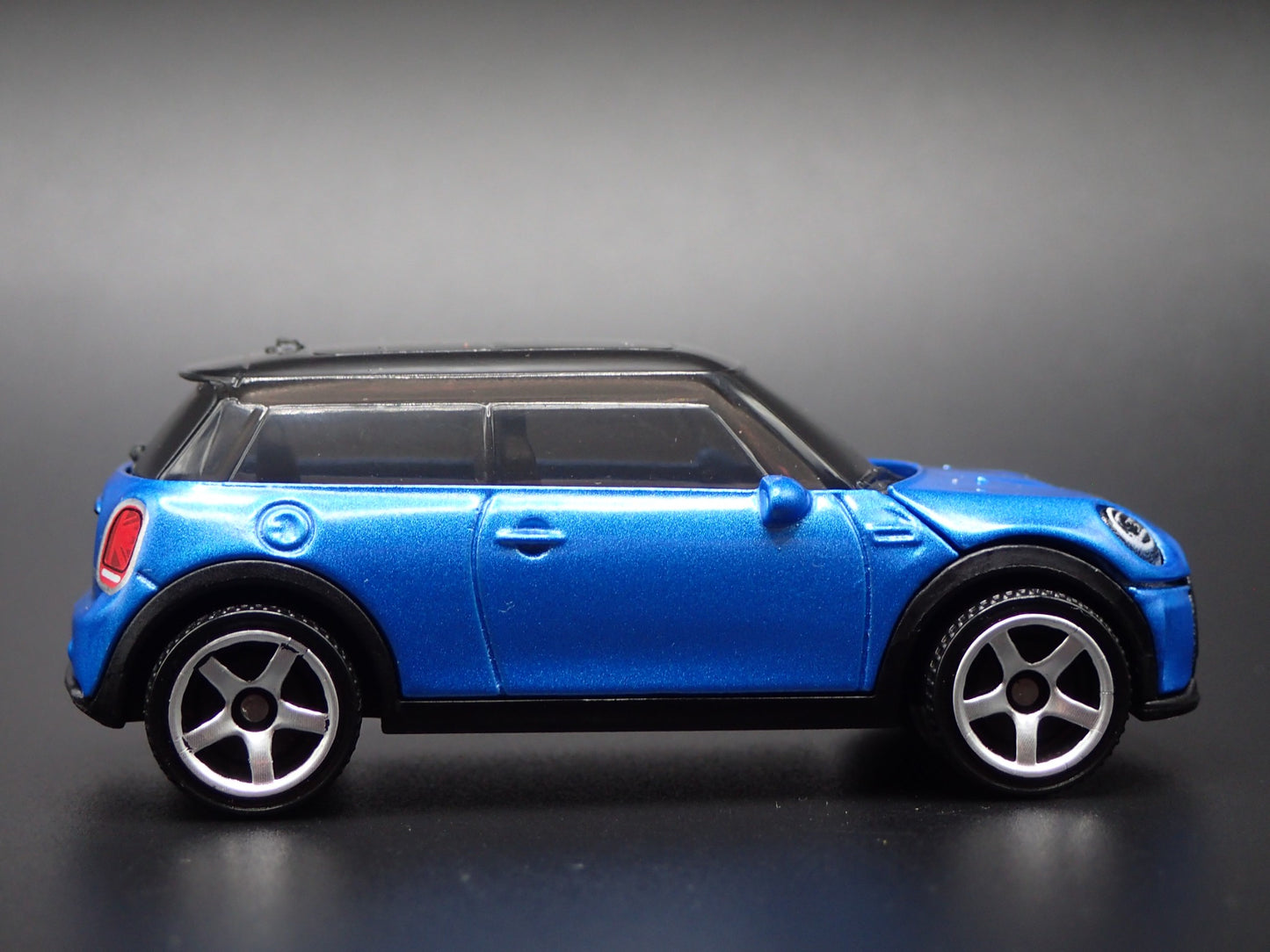 2020 - 2024 MINI COOPER SE EV BLUE 1:64 SCALE DIORAMA DIECAST MODEL CAR