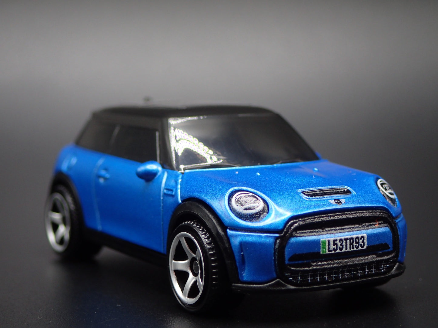 2020 - 2024 MINI COOPER SE EV BLUE 1:64 SCALE DIORAMA DIECAST MODEL CAR