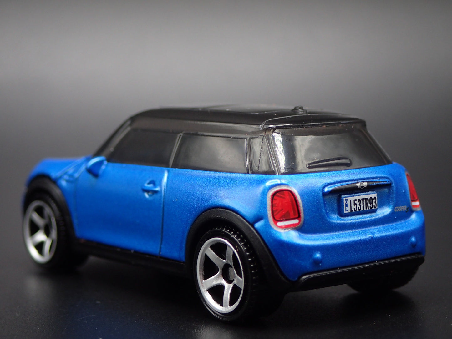 2020 - 2024 MINI COOPER SE EV BLUE 1:64 SCALE DIORAMA DIECAST MODEL CAR