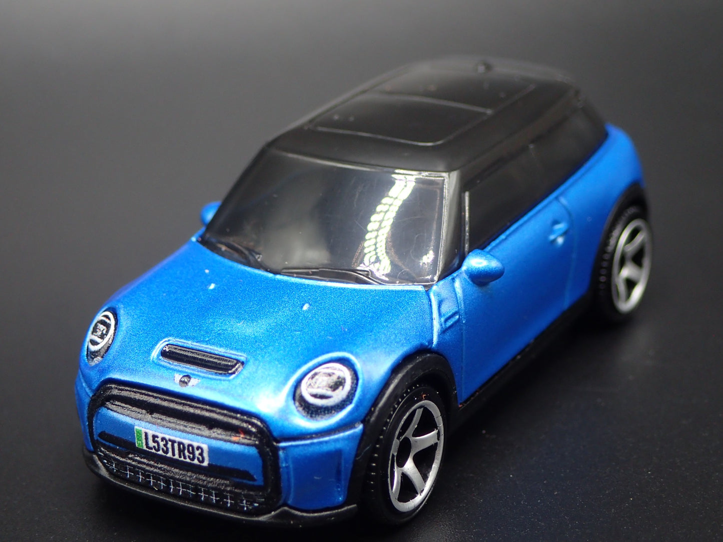 2020 - 2024 MINI COOPER SE EV BLUE 1:64 SCALE DIORAMA DIECAST MODEL CAR