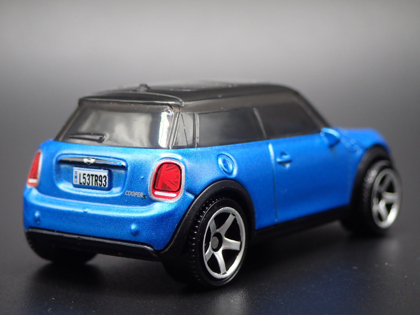2020 - 2024 MINI COOPER SE EV BLUE 1:64 SCALE DIORAMA DIECAST MODEL CAR