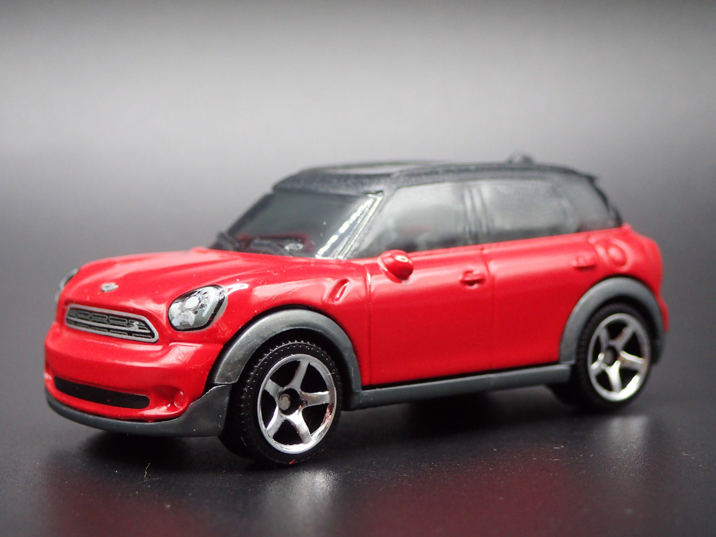 2010 - 2016 MINI COOPER COUNTRYMAN RED 1:64 SCALE DIORAMA DIECAST MODEL CAR