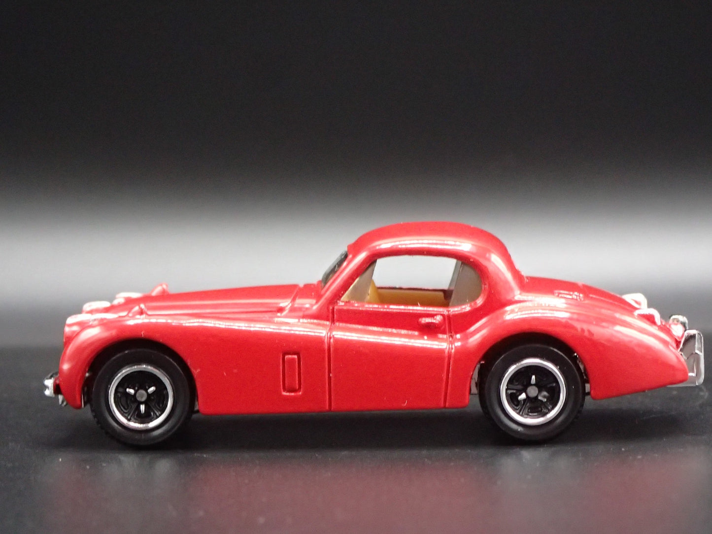 1948-1954 JAGUAR XK 120SE RED 1:64 SCALE COLLECTIBLE DIORAMA DIECAST MODEL CAR