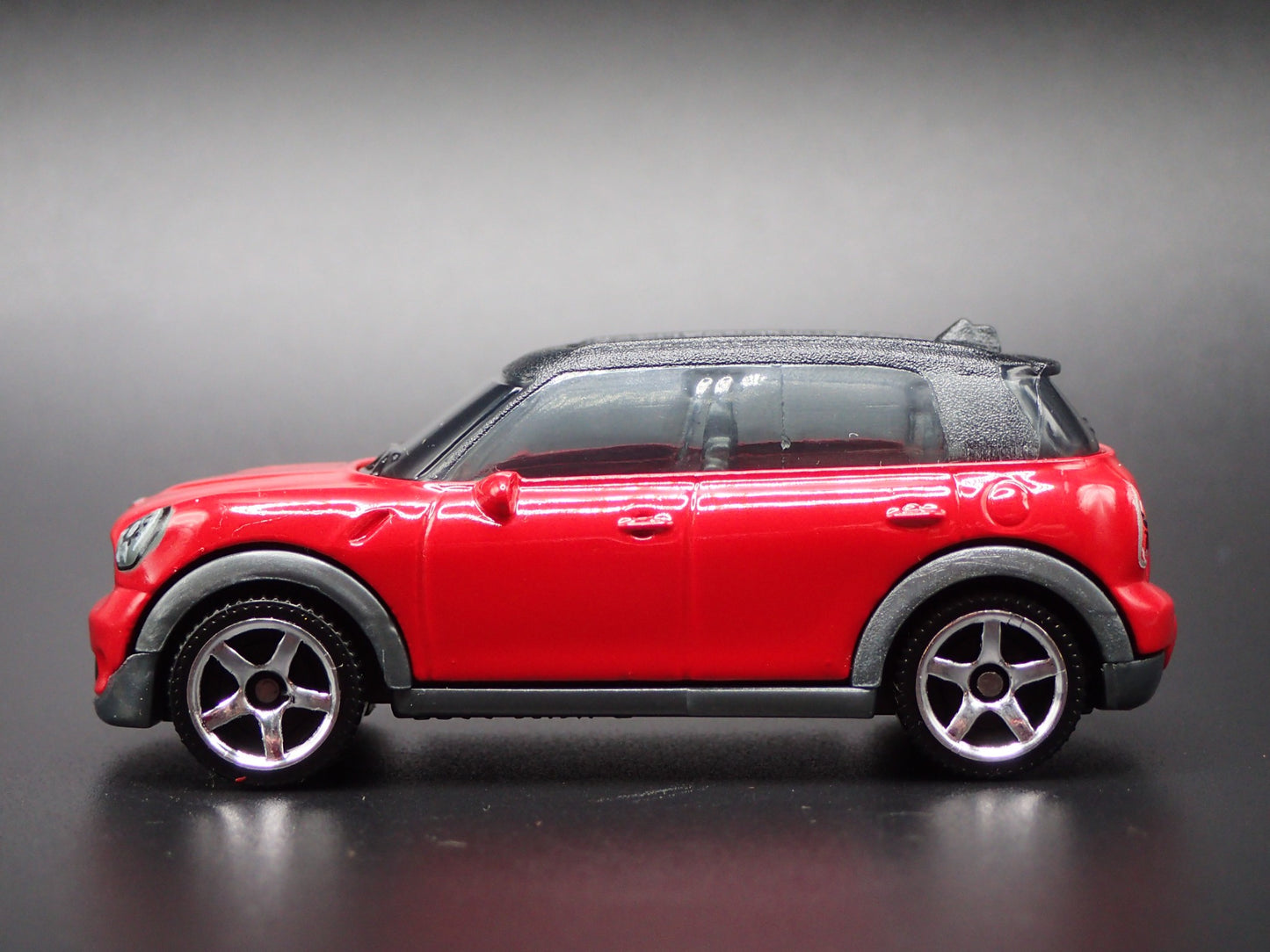 2010 - 2016 MINI COOPER COUNTRYMAN RED 1:64 SCALE DIORAMA DIECAST MODEL CAR