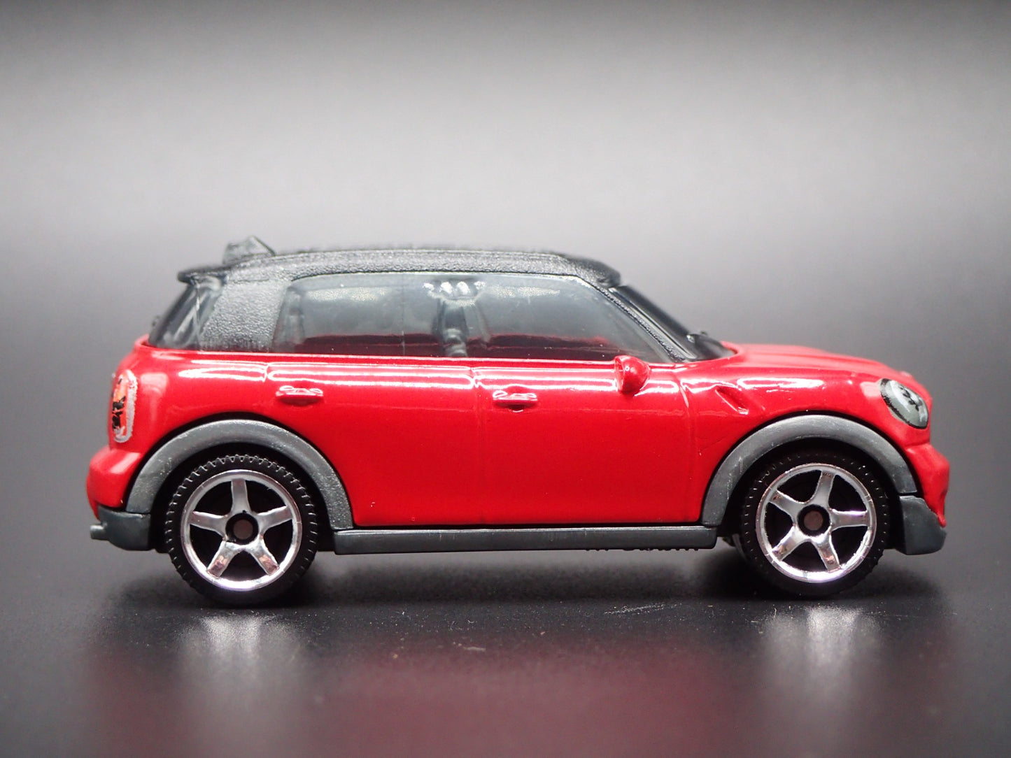2010 - 2016 MINI COOPER COUNTRYMAN RED 1:64 SCALE DIORAMA DIECAST MODEL CAR