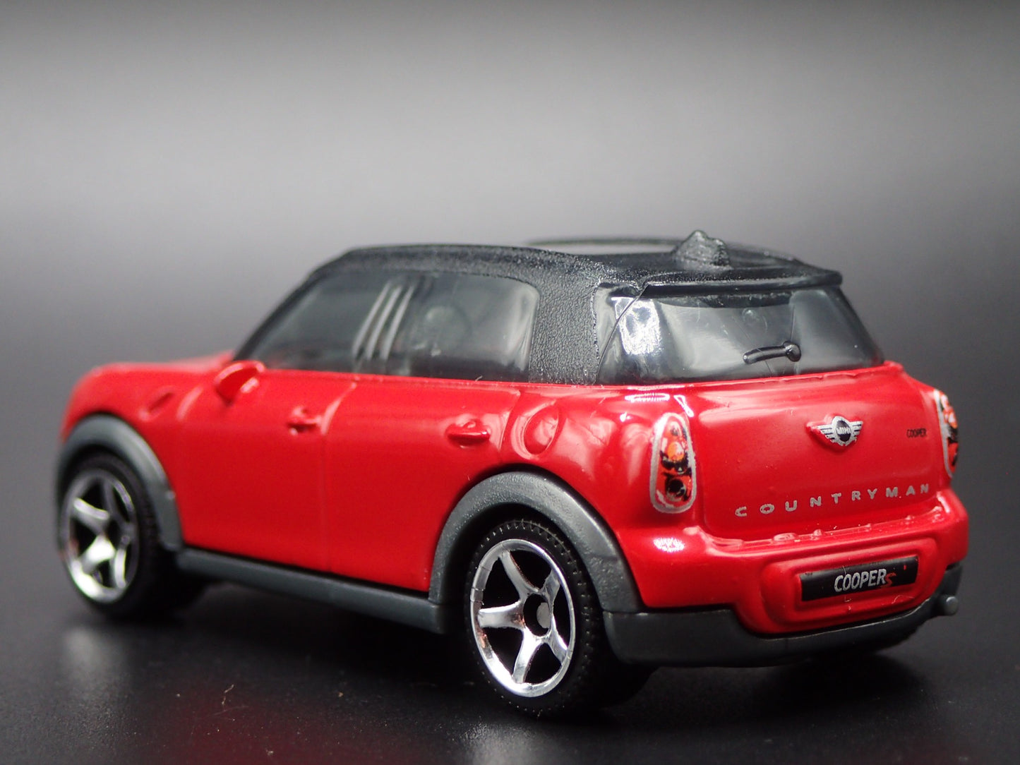 2010 - 2016 MINI COOPER COUNTRYMAN RED 1:64 SCALE DIORAMA DIECAST MODEL CAR