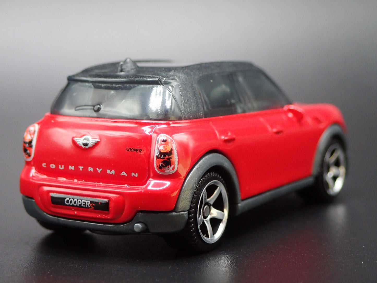 2010 - 2016 MINI COOPER COUNTRYMAN RED 1:64 SCALE DIORAMA DIECAST MODEL CAR
