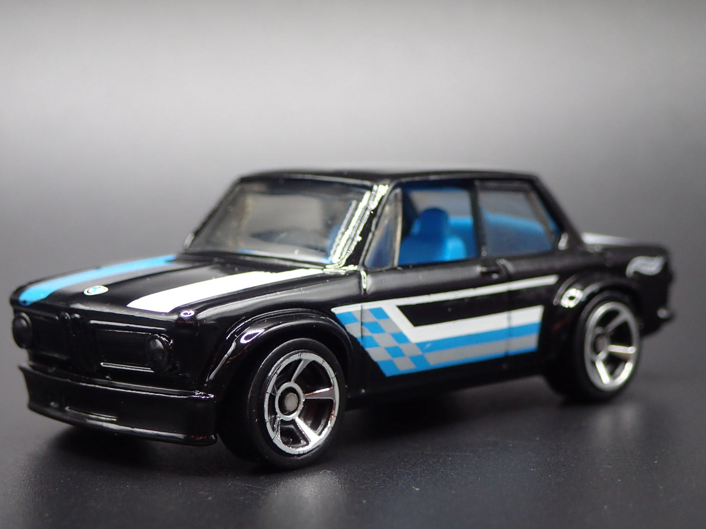 1966-1977 BMW 2002 BLACK 1:64 SCALE COLLECTIBLE DIORAMA DIECAST MODEL CAR