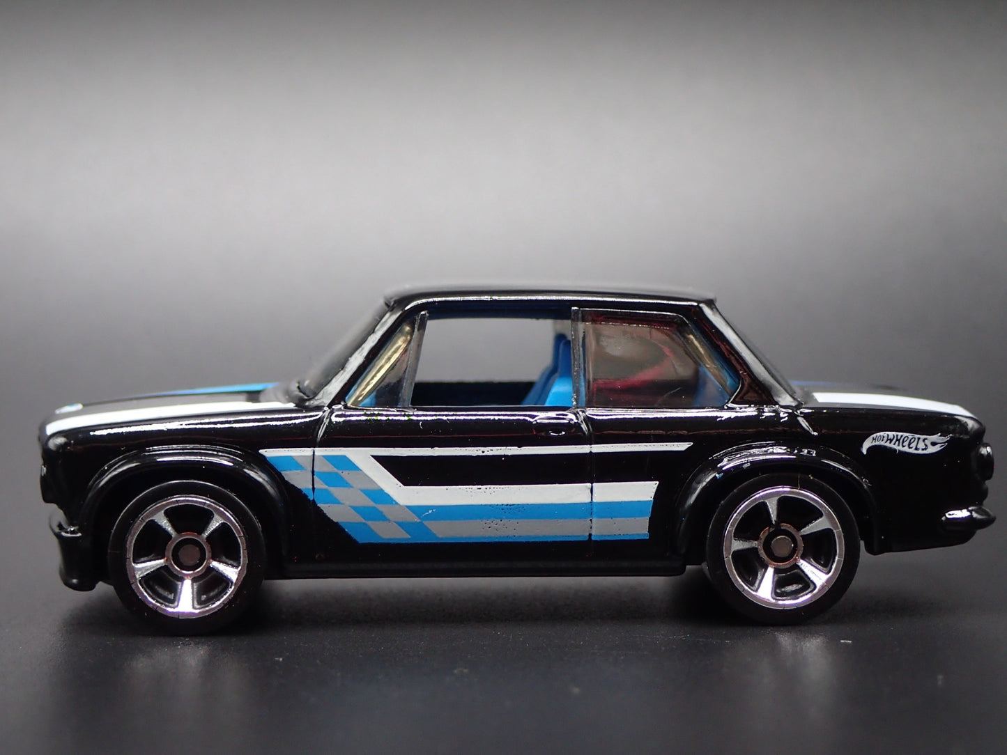 1966-1977 BMW 2002 BLACK 1:64 SCALE COLLECTIBLE DIORAMA DIECAST MODEL CAR
