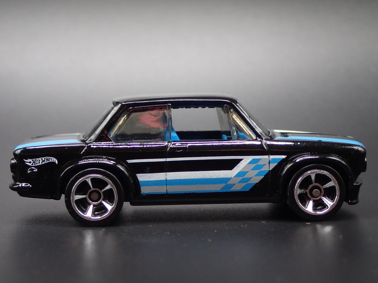 1966-1977 BMW 2002 BLACK 1:64 SCALE COLLECTIBLE DIORAMA DIECAST MODEL CAR