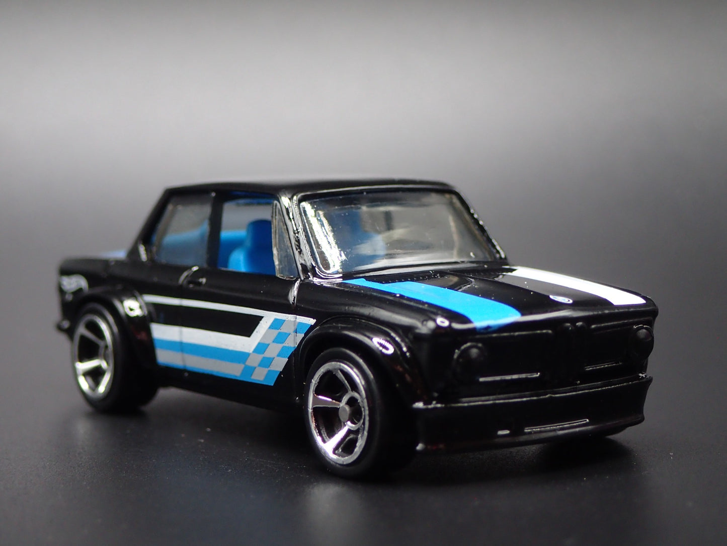 1966-1977 BMW 2002 BLACK 1:64 SCALE COLLECTIBLE DIORAMA DIECAST MODEL CAR