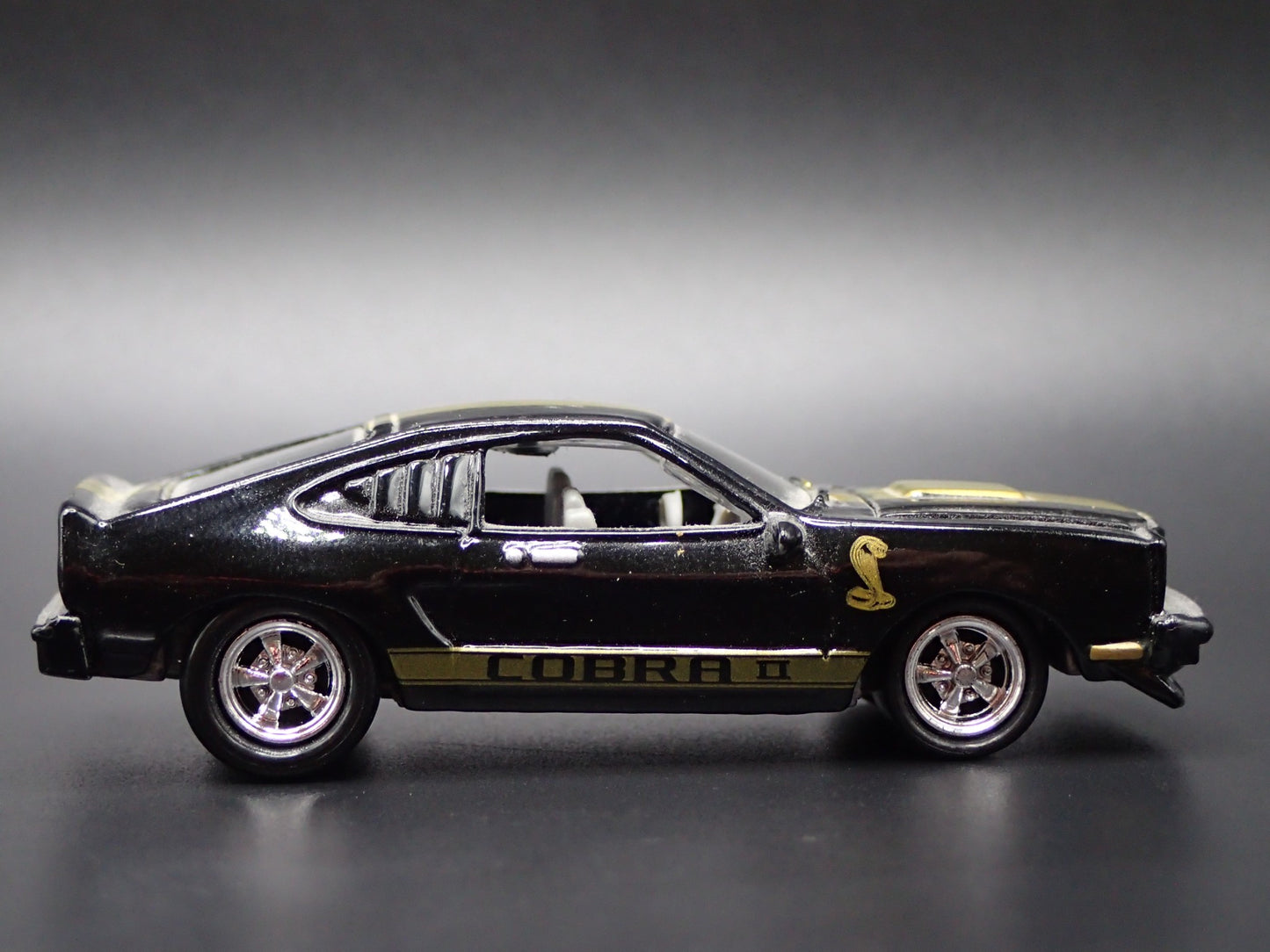 1976 76 FORD MUSTANG II KING COBRA II  1:64 SCALE COLLECTIBLE DIECAST MODEL CAR