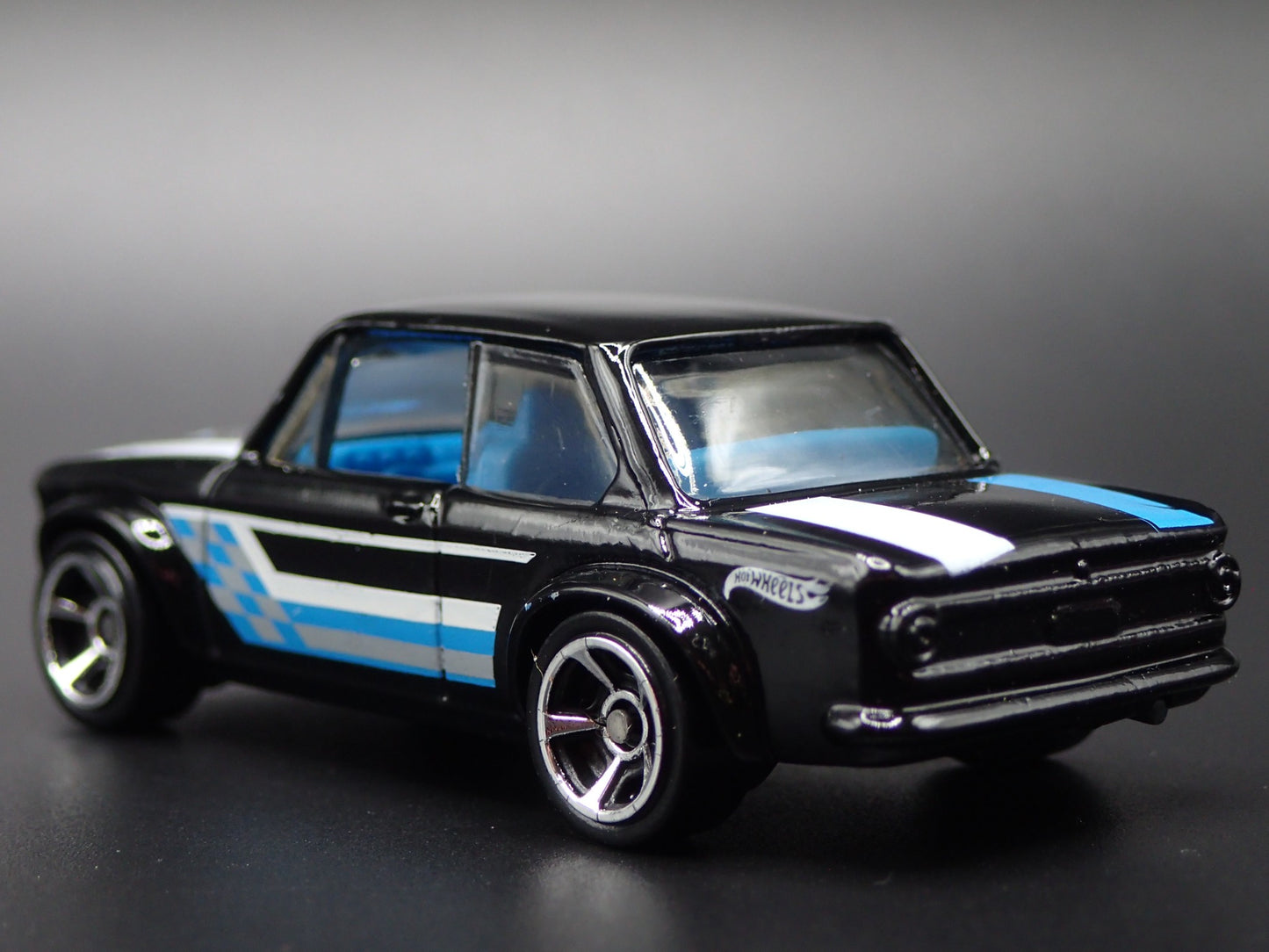 1966-1977 BMW 2002 BLACK 1:64 SCALE COLLECTIBLE DIORAMA DIECAST MODEL CAR