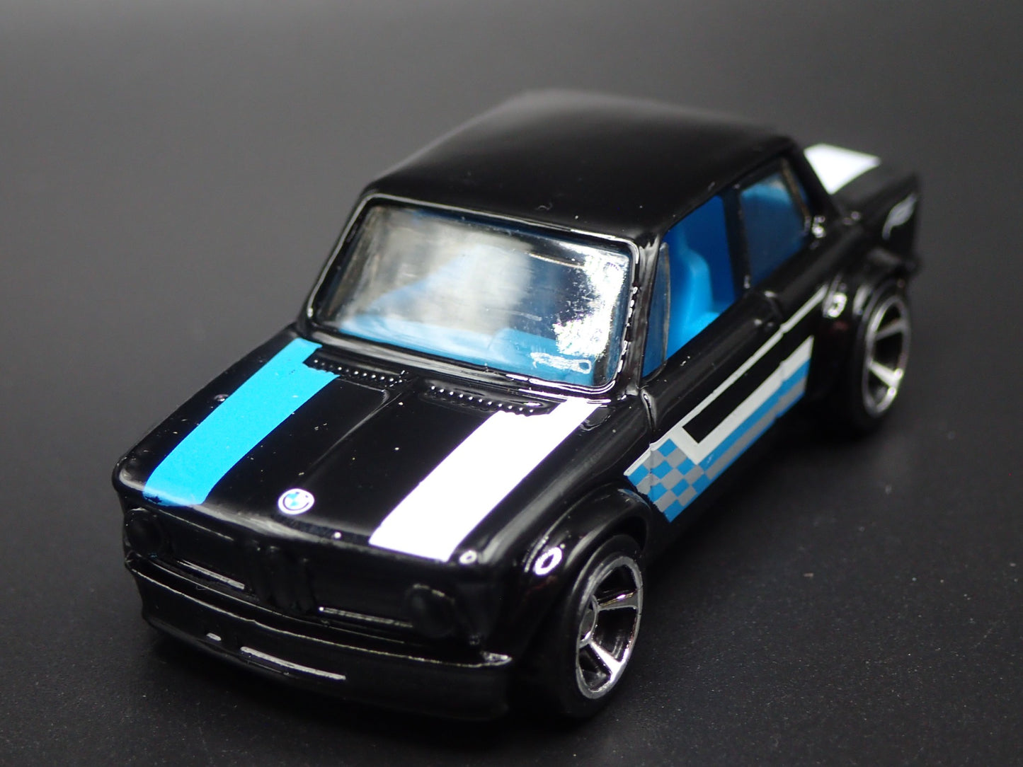 1966-1977 BMW 2002 BLACK 1:64 SCALE COLLECTIBLE DIORAMA DIECAST MODEL CAR