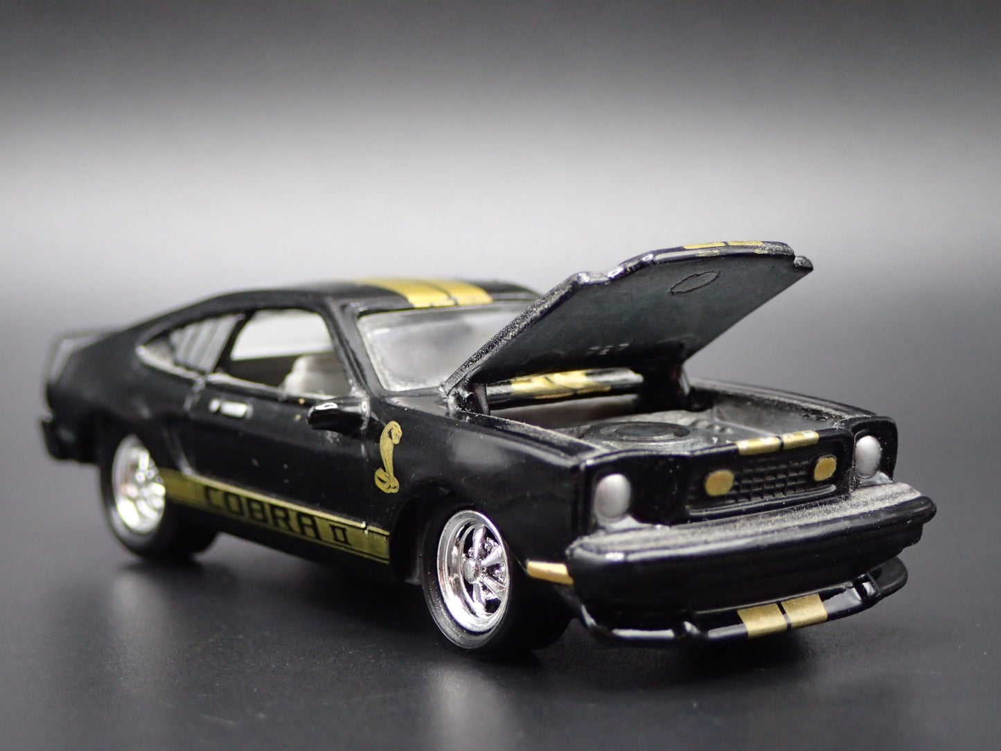 1976 76 FORD MUSTANG II KING COBRA II  1:64 SCALE COLLECTIBLE DIECAST MODEL CAR
