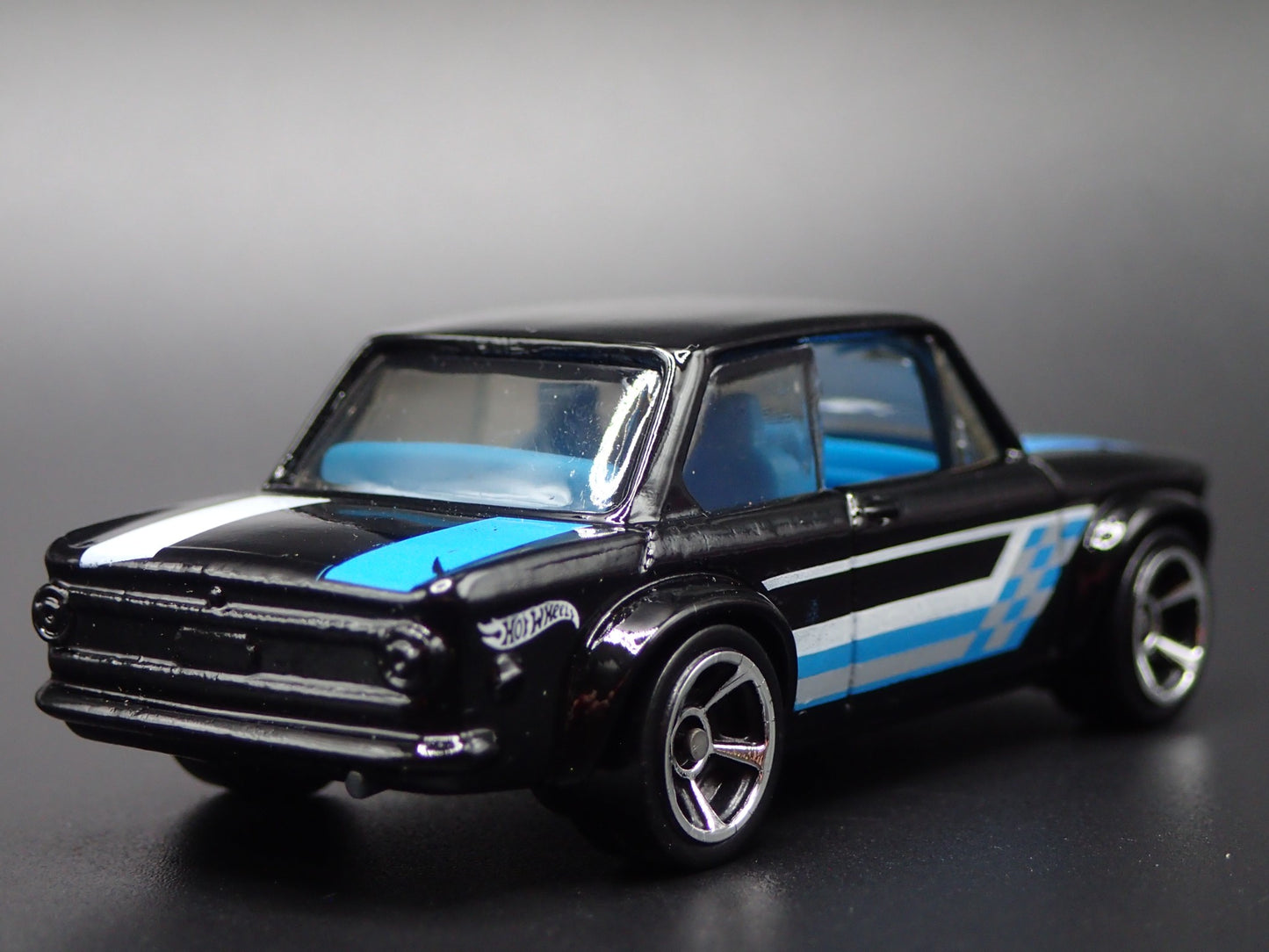 1966-1977 BMW 2002 BLACK 1:64 SCALE COLLECTIBLE DIORAMA DIECAST MODEL CAR