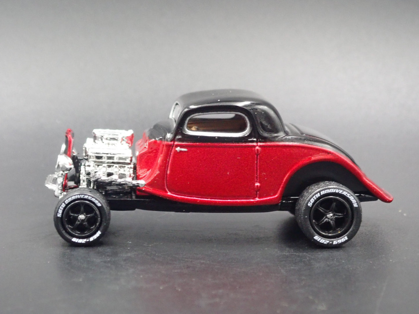 1934 34 FORD COUPE HOT ROD RED 1:64 SCALE COLLECTIBLE DIORAMA DIECAST MODEL CAR