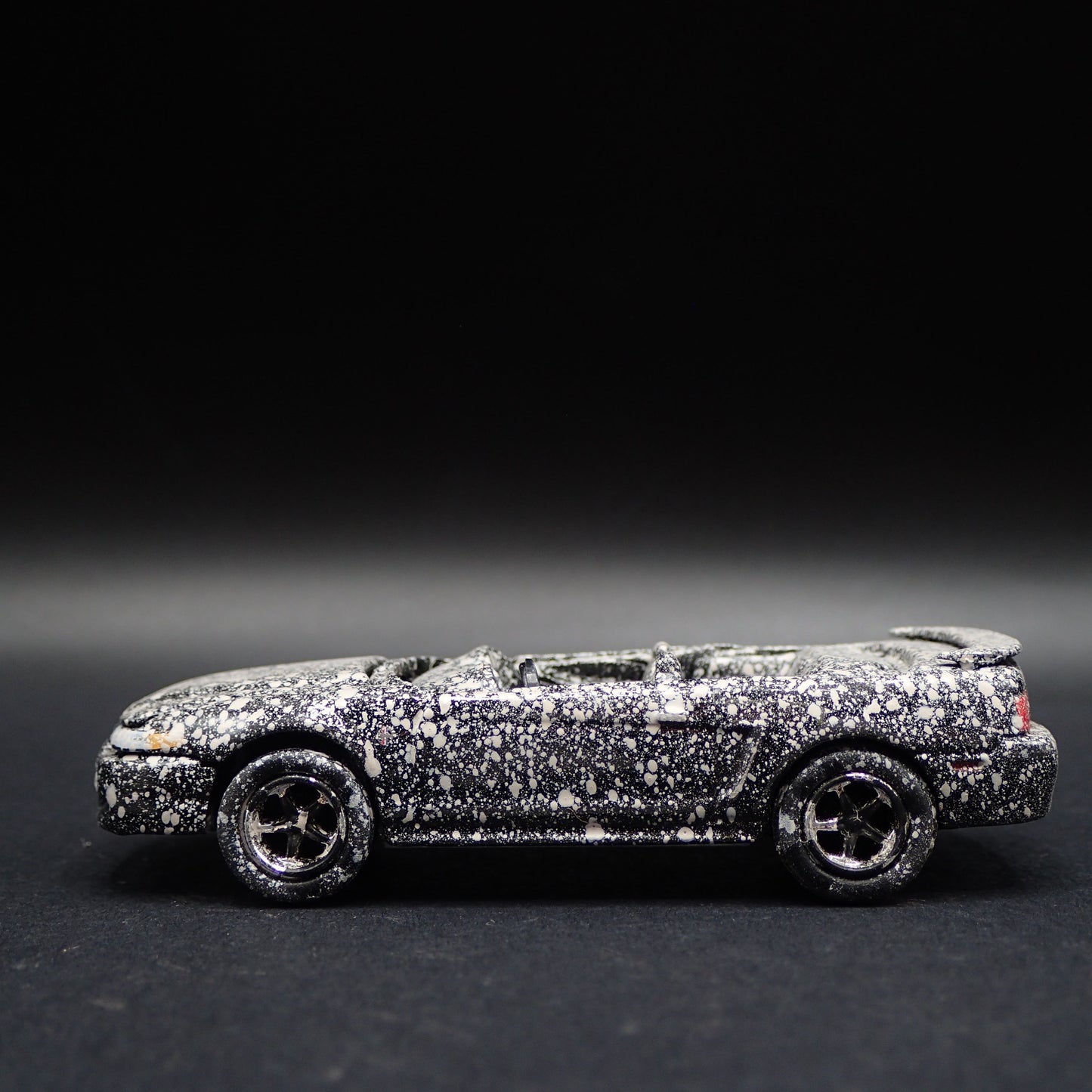 1999-2004 FORD MUSTANG GT CONVERTIBLE BARN FIND 1:64 SCALE DIECAST MODEL CAR