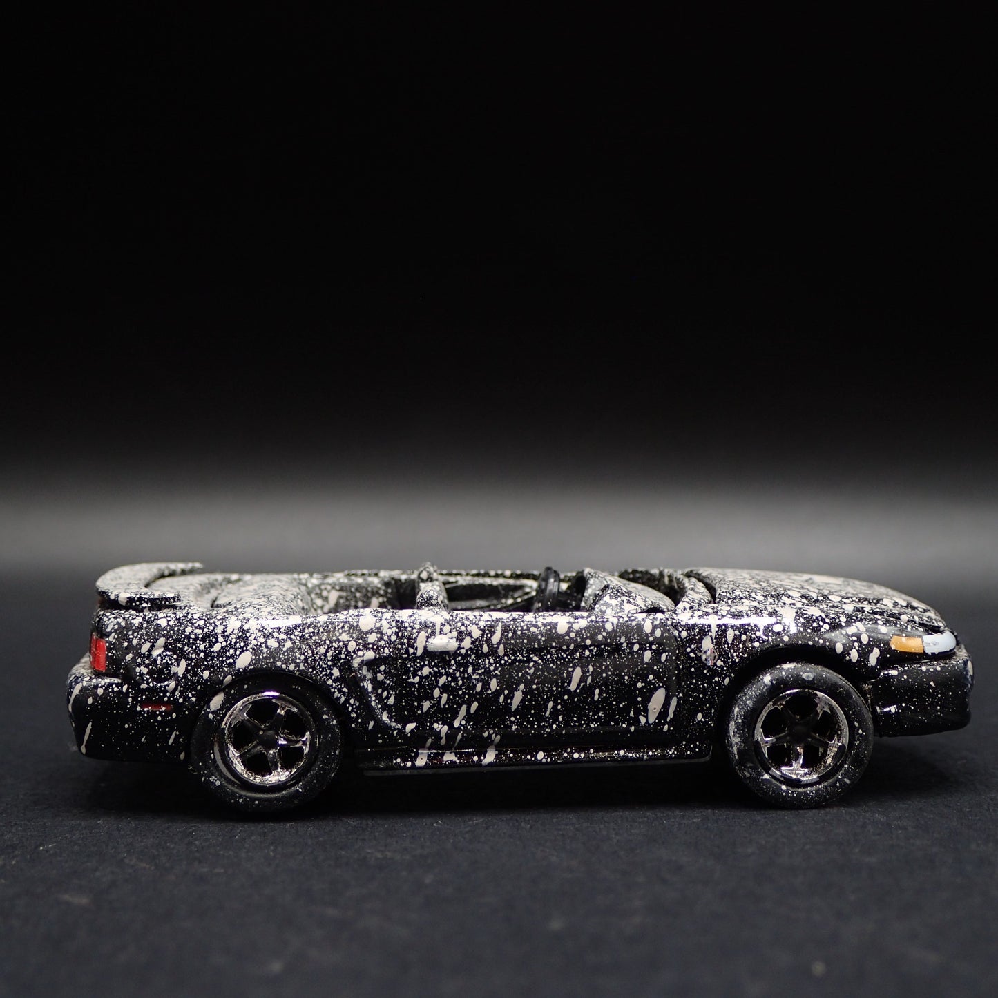 1999-2004 FORD MUSTANG GT CONVERTIBLE BARN FIND 1:64 SCALE DIECAST MODEL CAR